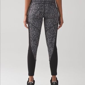 Lululemon leggings black white pattern mesh on bottom sz 6